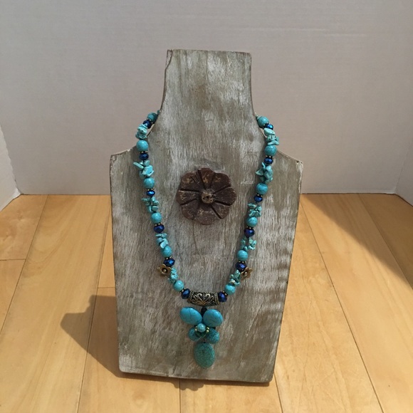 Aqua colored flower necklace - Picture 1 of 3